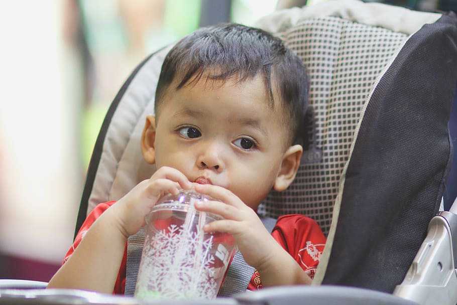 bambino piccolo, potabile, ragazzo, bambino, tazza, carina, persone, mangiare, ragazzi, piccolo, cibo, infanzia, bere, rinfresco, cibo e bevande, ritratto, colpo alla testa, giovane, analizzare, cercare, guardare, in casa, latte, innocenza, benessere, attrezzature domestiche, bicchiere, 4K