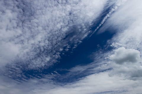 wolken, hemel, blauw, wolk, cloudscape, zomerwolken, wolk - lucht, natuur, schoonheid in de natuur, scenics - natuur, geen mensen, dag, bewolking, achtergronden, witte kleur, milieu, wind, humeurige lucht, atmosfeer, buitenshuis, idyllisch, meteorologie, klimaat, puurheid, schoon, 4K, CC0, publiek domein, royaltyvrij