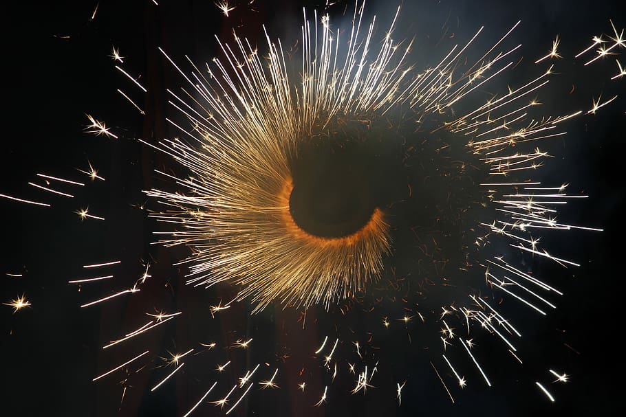 petard, cercle, espurnes, focs artificials, explosió, nit, exhibició de focs artificials, focs artificials - objecte fet per l'home, foc - fenomen natural, celebració, color negre, perill, flama, cap gent, arma, moviment, il·luminat, moviment borrós, brillant, esdeveniment, exposició llarga, cultura i entreteniment artístic, cremant, foc, naturalesa, a l'aire lliure, llum, 5K