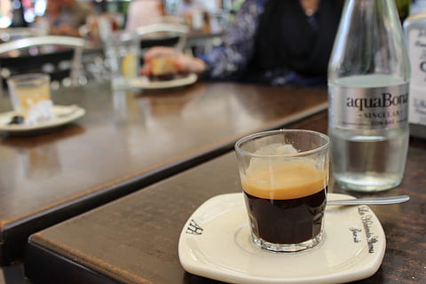 Kaffee Bar, Stehtisch, Kaffee, Bar, Tabelle, Getränk, Essen und Trinken, Erfrischung, drinnen, Trinkglas, Nahansicht, Fokus auf den Vordergrund, Haushaltsausstattung, Glas, Kaffee trinken, Frische, Text, Lebensmittel, Löffel, Restaurant, zufällige Menschen, Essgeschirr, Tasse, Geschirr, 5K, CC0, gemeinfrei, lizenzfrei