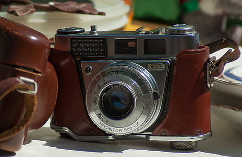 fotografia, dispositiu antic, plata, càmera, mercat de puces, a l'interior, primer pla, estil retro, tecnologia, cap gent, centrar-se en primer pla, antiguitat, nombre, dia, natura morta, taula, cotxe, vell, vermell, automòbil, precisió, transport, manera de transport, càmera - equip fotogràfic, 2K, CC0, domini públic, lliure de regalies