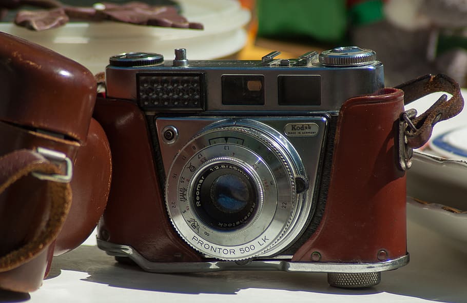 fotografia, dispositiu antic, plata, càmera, mercat de puces, a l'interior, primer pla, estil retro, tecnologia, cap gent, centrar-se en primer pla, antiguitat, nombre, dia, natura morta, taula, cotxe, vell, vermell, automòbil, precisió, transport, manera de transport, càmera - equip fotogràfic, 2K