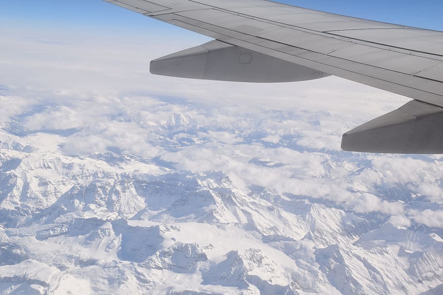 avió de passatgers, volant, neu, cobert, muntanyes, avió, vol, volar, cel, aire, acrobàtic, evolució, ali, despertar, viatge, avions, núvol, companyies aèries, Fly airport, ala, festa, núvols, Alps, seient de la finestra, frankfurt, Alemanya, ala dels avions, transport, vehicle aeri, manera de transport, hivern, temperatura de fred, escenics - natura, bellesa a la natura, viatjar, vista aèria, dia, a l'aire, cap gent, naturalesa, paisatge, medi ambient, muntanya nevada, 5K