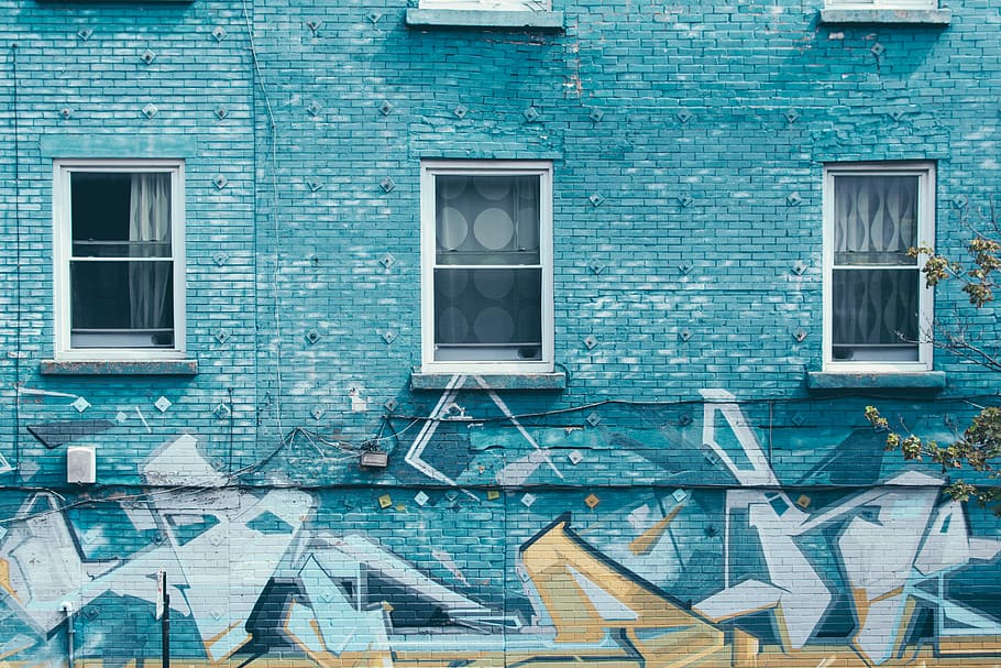 pintura de paret blava, casa pintada de blau, paret, maons, edifici, graffiti, finestres, finestra, exterior de l'edifici, estructura construïda, arquitectura, dia, cap gent, barri residencial, blau, a l'aire lliure, casa, funció de construcció de parets, marc complet, porta, material de fusta, penjant, entrada, vidre - material, tancat, vell, color turquesa, 5K