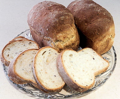 pa, gra, llavors, rodanxes, menjar, menjar i beguda, frescor, primer pla, benestar, natura morta, marró, a l'interior, cap gent, alimentació saludable, al forn, llest per menjar, cistella, grup d'objectes, taula, vista d’angle alt, contenidor, placa, bun, fer dieta, berenar, 2K, CC0, domini públic, lliure de regalies