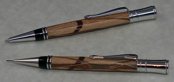 tollak, rollerballs, íróeszközök, Essentials, fényűző, rajz, kézírás, tinta, golyóstoll, ír, tervező, kalligráfia, presztízs, stúdió felvétel, fedett, nem ember, szürke háttér, közelkép, színes háttérrel, töltőtoll, szürke, íróeszköz, fém, toll, antik, objektumcsoport, két tárgy, magas szög kilátás, fa - anyag, hivatal, kreativitás, ezüst színű, tollhegy, 1080P, CC0, közkincs, jogdíjmentes
