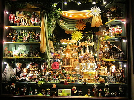 Puppensammlung, hölzern, Regal, Deutschland, Geschäft, Fenster, Schaufenster, Verkauf, Stadt, Dorf, rothenburg, Kleinunternehmen, Vorderseite, Ladenfront, kommerziell, Menge, Gruppe von Leuten, große gruppe von menschen, echte Menschen, Spiritualität, Frau, Religion, Männer, Glauben, die Architektur, menschliche Darstellung, gebaute Struktur, Anbetungsstätte, Skulptur, Gebäude, Darstellung, männliche Ähnlichkeit, Freizeitbeschäftigung, Wahl, 4K, CC0, gemeinfrei, lizenzfrei