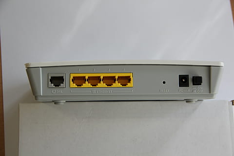 nettverk, router, datamaskin, teknologi, innendørs, enkelt objekt, ingen folk, kommunikasjon, forbindelse, studio skudd, utstyr, hvit farge, styre, veggbyggingsfunksjon, apparatet, kopiere plass, husholdningsutstyr, stilleben, moderne, komfyr, elektrisitet, hjemlige rom, hjem interiør, elektrisk utstyr, strømforsyning, 5K, CC0, offentlig domene, opphavsrett gratis