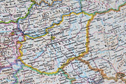 mappa a colori assortiti, Ungheria, budapest, carta geografica, geografia, viaggio, testo, fotogramma intero, nessuno, sfondi, destinazioni di viaggio, geografia fisica, avvicinamento, direzione, mappa del mondo, in casa, primo piano estremo, multicolore, architettura, guida, comunicazione, sceneggiatura occidentale, forma, topografia, 5K, CC0, dominio pubblico, privo di copyright