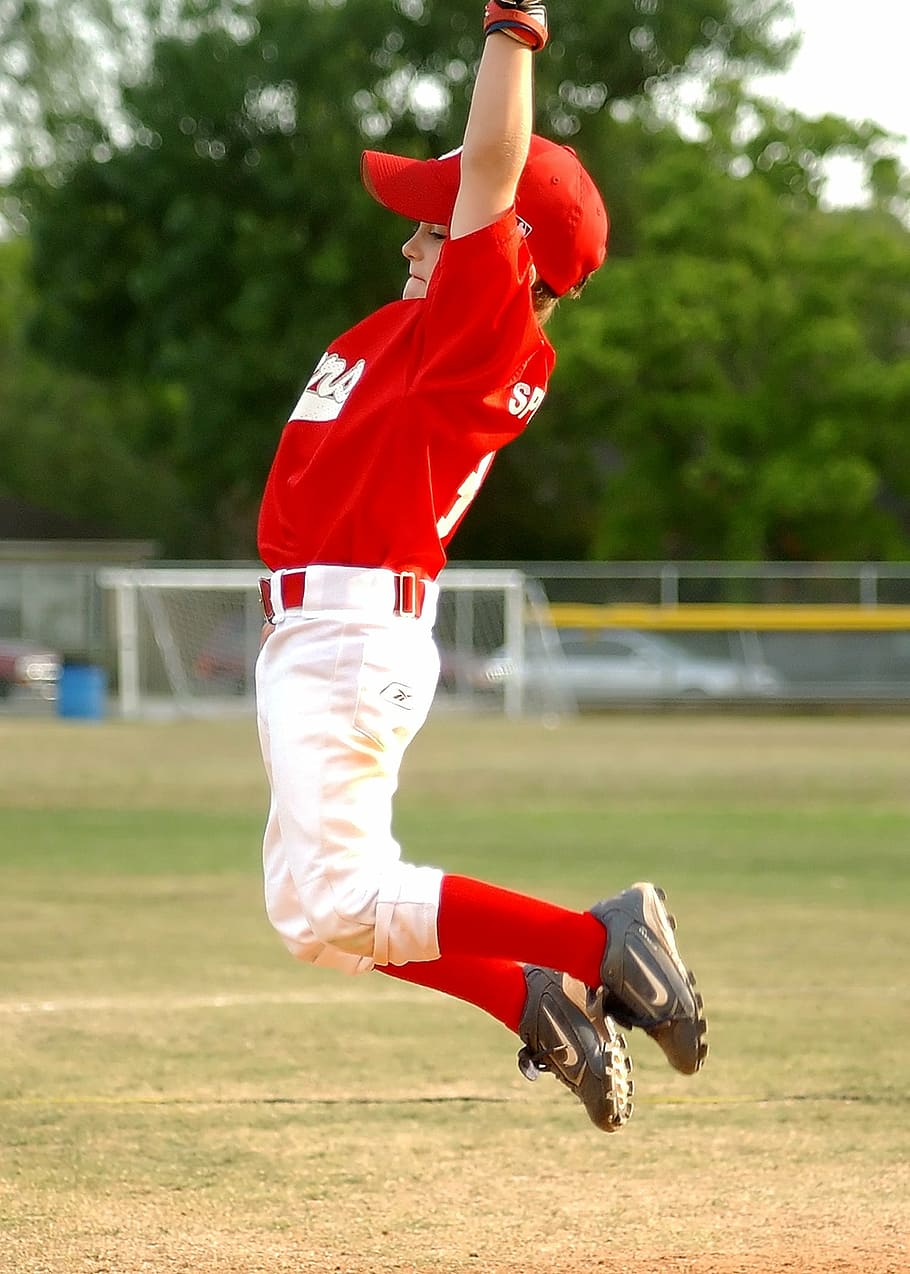 beisbol, saltant, jugador, saltar, petita lliga, Salt, saltar, esport, masculí, tapa, noi, acció, jove, camp, herba, parc, estadi de ball, activitats a l'aire lliure, competició, joc, camp d'influència, centrar-se en primer pla, una persona, persones reals, habilitat, moviment, vermell, dia, estils de vida, jugant, a l'aire, naturalesa, longitud completa, activitat d'oci, roba, planta, beisbol - esport, esport d’equip, braç humà, braços aixecats, 1080P