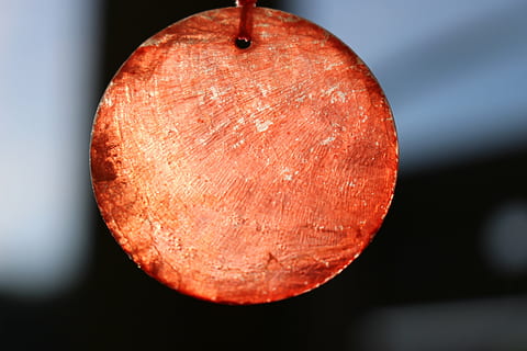 Glas, Makro, Schale, Windspiel, schließen, Licht, Reflexion, Nahansicht, keine Leute, einzelnes Objekt, Obst, gesundes Essen, rot, gestalten, Kreis, Wohlbefinden, Essen und Trinken, Geometrische Figur, Fokus auf den Vordergrund, Lebensmittel, Natur, drinnen, Design, Holz - Material, Nacht-, selektiver Fokus, 5K, CC0, gemeinfrei, lizenzfrei