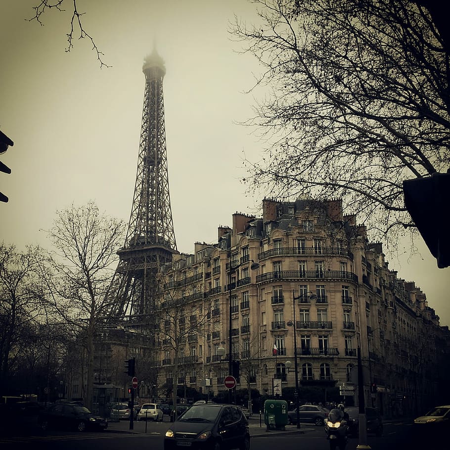 gris, torre de metall, beix, concret, edifici de mitja altura, cotxes, fotografia de carreteres, metall, torre, mitja pujada, edifici, a la carretera, fotografia, edificis, parís, França, Torre Eiffel, França, lloc famós, arquitectura, escena urbana, europa, blanc i negre, ciutat, estructura construïda, a l'aire lliure, destinacions de viatge, exterior de l'edifici, vida de ciutat, tons sepia, cultura francesa, alta - alta, manera de transport, transport, automòbil, arbre, vehicle terrestre, cotxe, viatjar, cel, arbre nu, naturalesa, cap gent, exterior d’edifici d’oficines, fletxa, 1080P