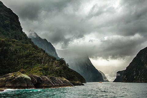 grøn, bjerge, hav, grå, skyer, dagtimerne, bjerg, highland, mørk, himmel, topmøde, kam, landskab, natur, dal, flod, vand, klipper, kyst, scenics, udendørs, scenics - natur, sky - himmel, skønhed i naturen, miljø, klippe, rock-objekt, jord, solid, klint, storm, ingen mennesker, rejsemål, magt i naturen, eroderet, ildevarslende, 1080P, CC0, offentligt domæne, royaltyfrie