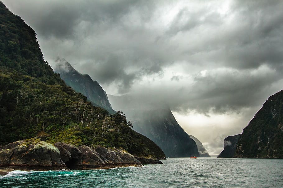 grøn, bjerge, hav, grå, skyer, dagtimerne, bjerg, highland, mørk, himmel, topmøde, kam, landskab, natur, dal, flod, vand, klipper, kyst, scenics, udendørs, scenics - natur, sky - himmel, skønhed i naturen, miljø, klippe, rock-objekt, jord, solid, klint, storm, ingen mennesker, rejsemål, magt i naturen, eroderet, ildevarslende, 1080P