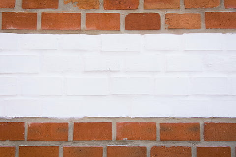 des briques, mur, rouge, mur de briques, brique, structure, architecture, structure construite, couleur blanche, construction de murs, extérieur du bâtiment, personne, modèle, arrière-plans, texturé, plein cadre, journée, en plein air, fermer, art et Artisanat, espace de copie, peindre, béton, 5K, CC0, domaine public, libre de droits