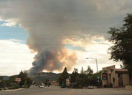 fuoco, wildfire, Durango, Stati Uniti d'America, esterno dell'edificio, cielo, albero, architettura, nuvola - cielo, struttura costruita, fumo - struttura fisica, pianta, natura, incidenti e disastri, giorno, città, inquinamento, fabbrica, all'aperto, cartello, inquinamento dell'aria, elettricità, problemi ambientali, Fumo, 4K, CC0, dominio pubblico, privo di copyright