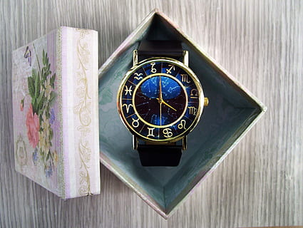 orologio, tempo, scatola, le signore, regalo, orologio da donna, suggerimenti, misurazione del tempo, scudo orologio, gioielli, tempo di guardare, tempo trascorso, suggerimenti per l'orologio, bracciali, analogico, colore, orologi, comporre, orologio da polso, ore, fotografie, vetrine, esposizione, bussola di navigazione, direzione, guida, nessuno, avvicinamento, legno - materiale, natura morta, strumento del tempo, in casa, precisione, numero, tavolo, direttamente sopra, in stile retrò, giorno, caratteristica della parete, accessorio personale, quadrante, mano minuta, 2K, CC0, dominio pubblico, privo di copyright