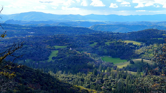 zielone liściaste drzewa, las, widok, krajobraz, Góra, Natura, dolina, sceniczny, sceneria, niebieski, żadnych ludzi, piękno natury, scenics, na dworze, spokój, dzień, niebo, scenics - natura, drzewo, spokojna scena, roślina, środowisko, scena pozamiejska, zielony kolor, chmura - niebo, wzrost, pasmo górskie, wylądować, idylliczny, 1080P, CC0, domena publiczna, darmowe zdjęcia