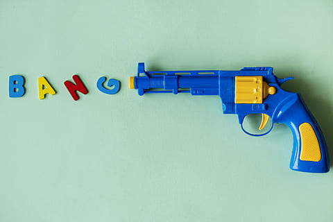 niebieski, żółty, plastikowa zabawka pistolet rewolwer, Top, Zielony, powierzchnia, zabawka, broń, grać, obiekt, pistolet, imitacja, huk, Tapeta, spust, pistolet zabawka, sport, strzelanie, strzelać, bezpieczeństwo, rewolwer, Plastikowy, pastel, gra, zabawa, broń palna, studio strzał, wewnątrz, wielobarwne, porozumiewanie się, żadnych ludzi, kolorowe tło, kopia przestrzeń, pismo zachodnie, tekst, martwa natura, zbliżenie, wybór, znak, z rzędu, zamówienie, niebieskie tło, 2K, CC0, domena publiczna, darmowe zdjęcia
