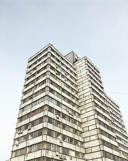 fotografia ad angolo basso, grigio, grattacielo, costruzione, Basso, fotografia ad angolo, vecchio, beige, calcestruzzo, finestra, Torre, palazzone, architettura, struttura costruita, esterno dell'edificio, scena urbana, edificio per uffici, architettura ed edifici, moderno, città, attività commerciale, industria di costruzioni, cielo, all'aperto, nessuno, facciata, Inquadratura dal basso, edificio per uffici esterno, giorno, natura, cielo sereno, ufficio, alto - alto, quartiere residenziale, copia spazio, appartamento, 2K, CC0, dominio pubblico, privo di copyright