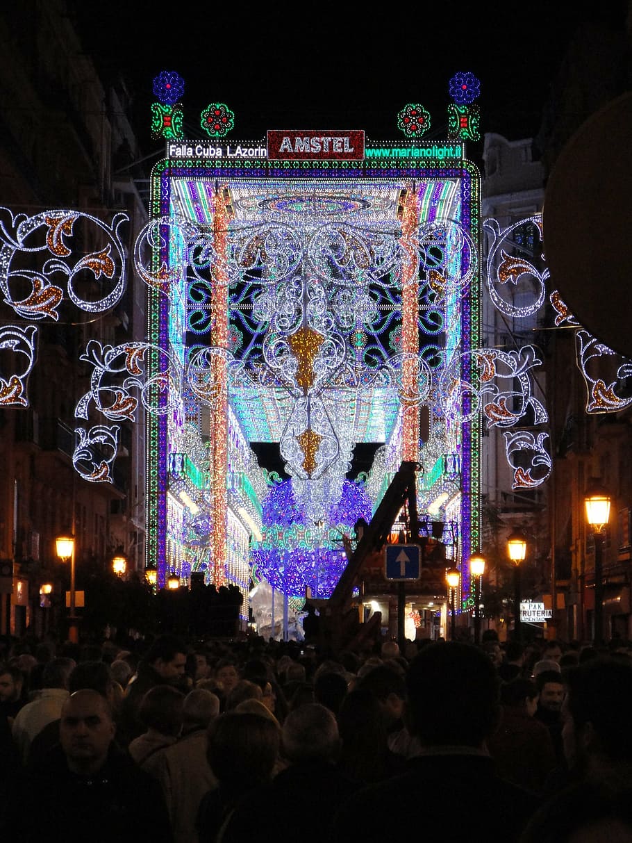 llum, led, festa, fallades, valència, nit, esdeveniment, artístic, fluorescent, il·luminat, arquitectura, grup de persones, decoració, persones reals, multitud, estructura construïda, equips d’il·luminació, celebració, gran grup de persones, dones, estils de vida, exterior de l'edifici, multicolor, cultura i entreteniment artístic, religió, brillant, Festival, 4K