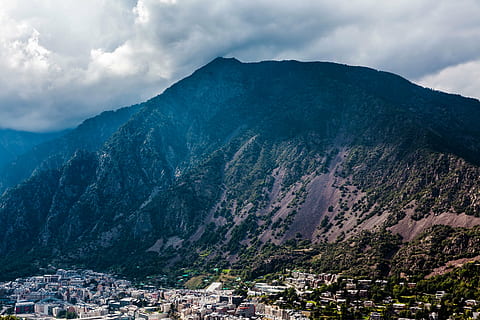 città, nuvole, montagna, cielo, natura, architettura, esterno dell'edificio, catena montuosa, struttura costruita, scenics - natura, paesaggio, ambiente, nuvola - cielo, bellezza nella natura, costruzione, quartiere residenziale, terra, nessuno, albero, destinazioni di viaggio, giorno, all'aperto, paesaggio urbano, picco di montagna, 5K