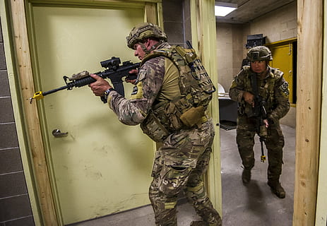 soldati, formazione, esercizio, violazione, arma, fucile d'assalto, esercito, forze armate, spec ops, militare, uniforme, armato, camuffare, campo, campo militare, soldato americano, campo di addestramento, marziale, speciale, guerriero, praticante, pistola, governo, sicurezza, capi di abbigliamento, fucile, detenzione, soldato dell'esercito, uniforme militare, architettura, protezione, in piedi, uomini, conflitto, persone, autorità, forze speciali, 2K, CC0, dominio pubblico, privo di copyright