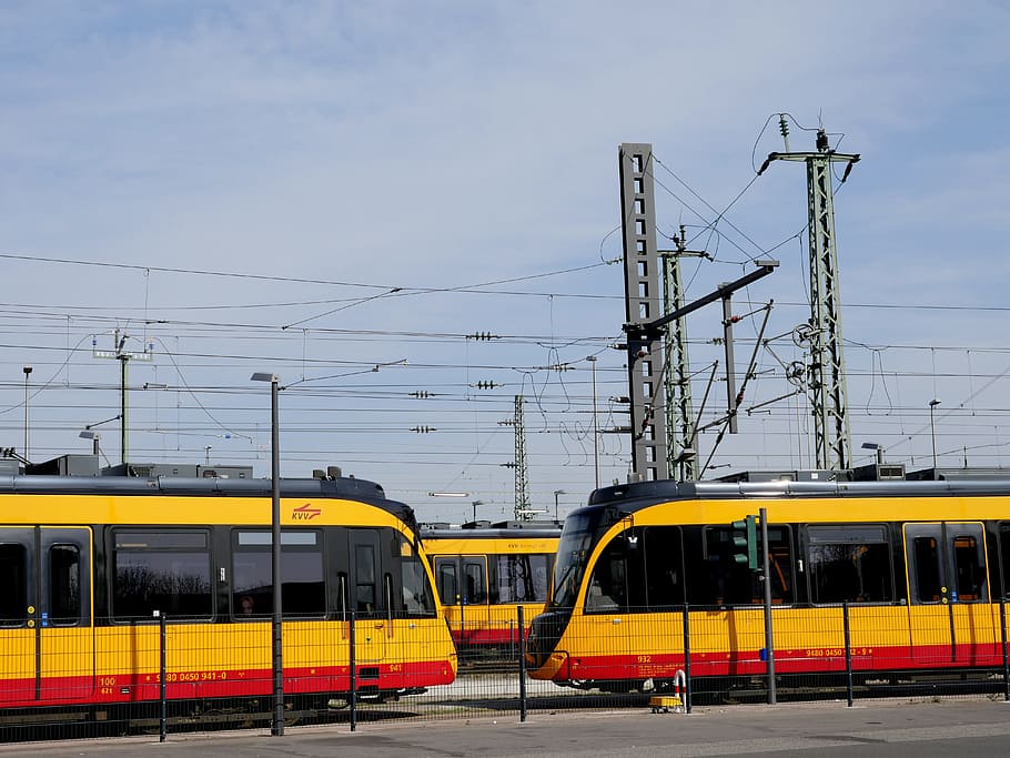tres trens grocs, tren, tramvia, pista, revestiment, transport, mitjans de transport públics, estació de tren, semblant, trànsit, viatjar, s bahn, ferrocarril, groc, tren local, catenària, estació central, heilbronn, trànsit ferroviari, vies ferroviàries, corrent, línies superiors, espera, cua, transport per ferrocarril, transport públic, manera de transport, cable, cel, tren - vehicle, vehicle terrestre, arquitectura, vies del ferrocarril, electricitat, naturalesa, línia elèctrica, connexió, dia, estructura construïda, a l'aire lliure, cap gent, Font d'alimentació, autobús escolar, 5K