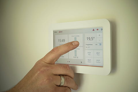 hvid, termostataflæsning, 19.5, tablet, opvarmning, mand, peger, brugervejledning, teknologi, person, han-, computer, hjem, moderne, system, energi, kontrollere, mennesker, temperatur, app, menneskelig hånd, menneskelig kropsdel, hånd, en person, indendørs, rigtige mennesker, bedrift, murbygningsfunktion, nummer, tæt på, finger, meddelelse, kontrolpanel, kropsdel, livsstil, menneskelig finger, tekst, 5K, CC0, offentligt domæne, royaltyfrie