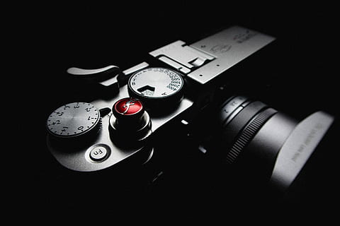 nærbillede fotografering, grå, kamera, sort, bro kamera nærbillede foto, tech, udstyr, mørk, teknologi, sort baggrund, indendørs, studio skud, ingen mennesker, kunstkultur og underholdning, retro stylet, optage, pladespiller, høj vinkel visning, sort farve, tæt på, kamera - fotografisk udstyr, fotografering temaer, musik, stilleben, meddelelse, tid, sølvfarvet, 5K, CC0, offentligt domæne, royaltyfrie