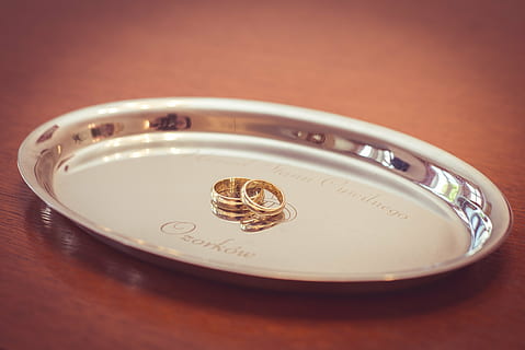 klassisch, Paar, Tasse, Besteck, glasiert, glänzend, golden, drinnen, Liebe, Ehe, retro, Silberplatte, einfach, stehlen, Stillleben, Tabelle, Geschirr, Zusammengehörigkeit, Jahrgang, Hochzeit, Eheringe, Schmuck, Metall, Ring, Reichtum, Nahansicht, Finanzen, Hochzeitsring, keine Leute, goldfarben, Fokus auf den Vordergrund, Geschäft, sehen, Münze, Gold, zwei Objekte, Diamant - Edelstein, Währung, Studioaufnahme, Luxus, Taschenuhr, silberfarben, 4K, CC0, gemeinfrei, lizenzfrei