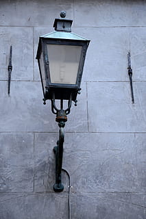lanterne, væg, lys, lampe, sten-, hængende, arkitektur, belysningsudstyr, murbygningsfunktion, teknologi, ingen mennesker, elektrisk lampe, bygget struktur, gammel, lav vinkel visning, dag, gade, bygning udvendig, gadebelysning, metal, retro stylet, gaslys, udendørs, elektricitet, 1080P, CC0, offentligt domæne, royaltyfrie