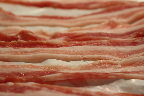 cansalada a rodanxes, bacó, rodanxes, fons, menjar i beguda, menjar, marc complet, primer pla, cap gent, carn, frescor, carn de porc, a l'interior, vermell, aliments crus, carn processada, natura morta, enfocament selectiu, tall, menjar poc saludable, benestar, 5K, CC0, domini públic, lliure de regalies