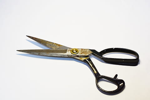 černé rukojeti nůžky, nůžky, nástroj, starý, řezání, řez, agentura, kov, studio shot, pracovního nástroje, bílé pozadí, detail, nikdo, uvnitř, jeden objekt, stálý život, vystříhnout, kopie prostor, zařízení, ruční nářadí, antický, vysoký úhel pohledu, ostrý, ocel, stříbrné barvy, klíč, 5K, CC0, veřejná doména, bez autorských práv