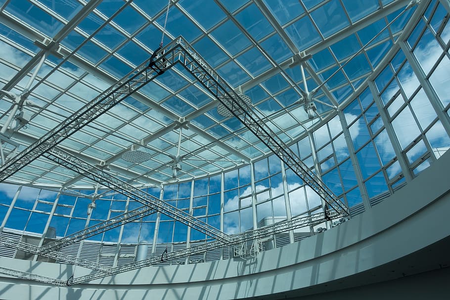 blanc, concret, interior, edifici, arquitectura, sostre, disseny, cúpula, llum de cúpula, vidre, panells de vidre, mig cercle, modern, claraboia, acer, estructura d’acer i formigó, urbà, estructura construïda, vidre - material, vista d’angle baix, a l'interior, patró, cap gent, dia, transparent, blau, llum solar, naturalesa, marc complet, característica arquitectònica, forma geomètrica, reflexió, aliatge, 5K