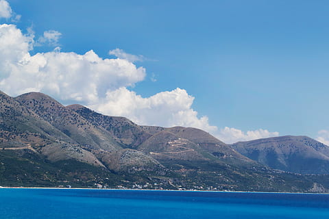 manzara fotoğrafçılığı, ada, kahverengi, yeşil, dağ, bulutlu, gökyüzü, gündüz, mavi, bulutlar, dağlık, yol, deniz, okyanus, Su, doğa, peyzaj, gün, açık havada, scenics, insansız, dağ silsilesi, bulut - gökyüzü, doğada güzellik, manzaralar - doğa, çevre, göl, huzur, seyahat yerleri, sakin sahne, seyahat, 4K