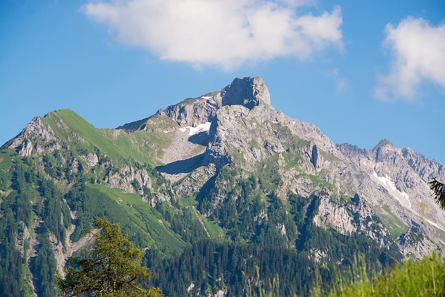la neve, paesaggio, montagne, natura, nuvole, luce del giorno, ambiente, alto, vette, all'aperto, rocce, scenario, panoramico, cielo, alberi, boschi, montagna, scenics - natura, bellezza nella natura, scena tranquilla, la tranquillità, albero, pianta, catena montuosa, giorno, nuvola - cielo, nessuno, scena non urbana, idilliaco, colore verde, terra, picco di montagna, formazione, albero di conifere, 2K