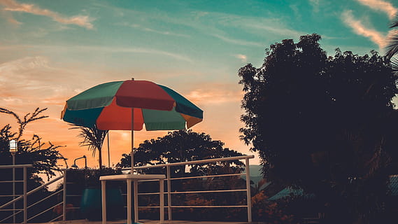rosso, blu, verde, ombrellone, spiaggia, nuvole, alba, luce del giorno, crepuscolo, sera, recinto, paesaggio, luce, natura, all'aperto, panoramico, cielo, tempesta, tramonto, tavolo, viaggio, alberi, ombrello, tempo metereologico, albero, pianta, nuvola - cielo, silhouette, nessuno, la tranquillità, ringhiera, protezione, bellezza nella natura, colore arancione, Inquadratura dal basso, luce del sole, scena tranquilla, crescita, giorno, 4K, CC0, dominio pubblico, privo di copyright