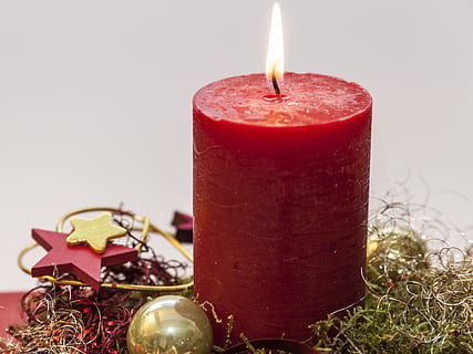 lyst opp, rød, søyle stearinlys, advent, første lys, lys, stearinlys, brenning, Brann, flamme, mat og Drikke, feiring, brann - naturlig fenomen, jul, dekorasjon, julepynt, ferie, natur, nærbilde, ingen folk, belyst, begivenhet, innendørs, stilleben, 4K, CC0, offentlig domene, opphavsrett gratis