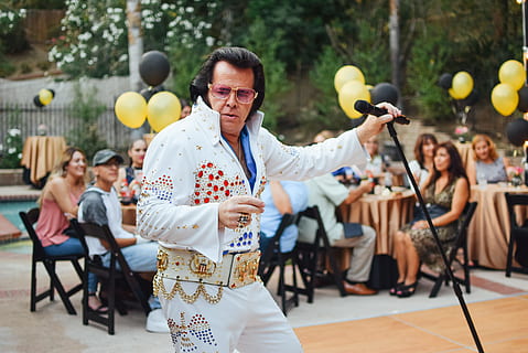 mand, bedrift, mikrofon, sang, scene, portrættere, sort, stå, Elvis Presley, kostume, mennesker, herrer, udendørs, musik, Kvinder, musiker, kulturer, gruppe af mennesker, spille, ydeevne, kunstkultur og underholdning, midt voksen, rigtige mennesker, fritidsaktivitet, voksen, livsstil, ung voksen, tilfældige mennesker, samvær, fokus på forgrunden, unge mænd, dag, begivenhed, 2K, CC0, offentligt domæne, royaltyfrie