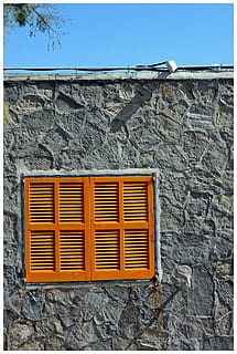 finestra, giallo, serramenti, legna, casa, lamellare, pietra, grigio, facciata, architettura, marittimo, mare, costa, viaggio, struttura costruita, nessuno, caratteristica della parete, giorno, esterno dell'edificio, parete, costruzione, muro di pietra, all'aperto, natura, cielo, luce del sole, legno - materiale, solido, sicurezza, blu, metallo, 4K, CC0, dominio pubblico, privo di copyright