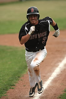Baseball, Läufer, Laufen, Athlet, Spiel, Wertung, Feld, Sport, Ballspiel, Helm, Wettbewerb, Spieler, Aktion, Uniform, die Leichtathletik, männlich, amerikanisch, Basispfad, Baseball - Sport, Baseballspieler, Jugendliga, spielen, Baseball Ball, draußen, Infield, Mannschaftssport, Baseballhandschuh, Menschen, Sportuniform, in voller Länge, eine Person, echte Menschen, Lebensstile, Freizeitbeschäftigung, Tag, Vorderansicht, Fokus auf den Vordergrund, Natur, Männer, Kleidung, Spielfeld, Land, 2K, CC0, gemeinfrei, lizenzfrei