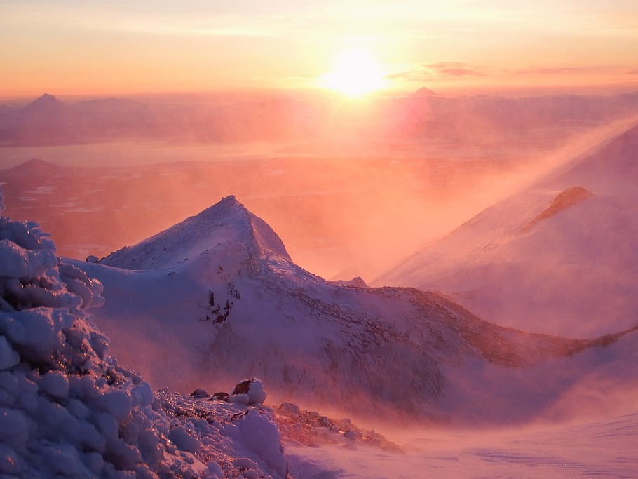 fotografia de paisatge, gel, cobert, muntanya, volcà, muntanyes, núvols, neu, paisatge, naturalesa, Kamchatka, el peu, viatjar, la neu, cresta, espai obert, escòries, canyon, alçada, rierol, terres altes, tarda, posta de sol, vent, neu a la deriva, vent de neu, cel, escenics - natura, bellesa a la natura, sol, núvol - cel, medi ambient, hivern, temperatura de fred, tranquil·litat, llum solar, escena tranquil·la, idíl·lic, cap gent, raig de sol, flare de la lent, cim de muntanya, Serra, muntanya nevada, brillant, 1080P