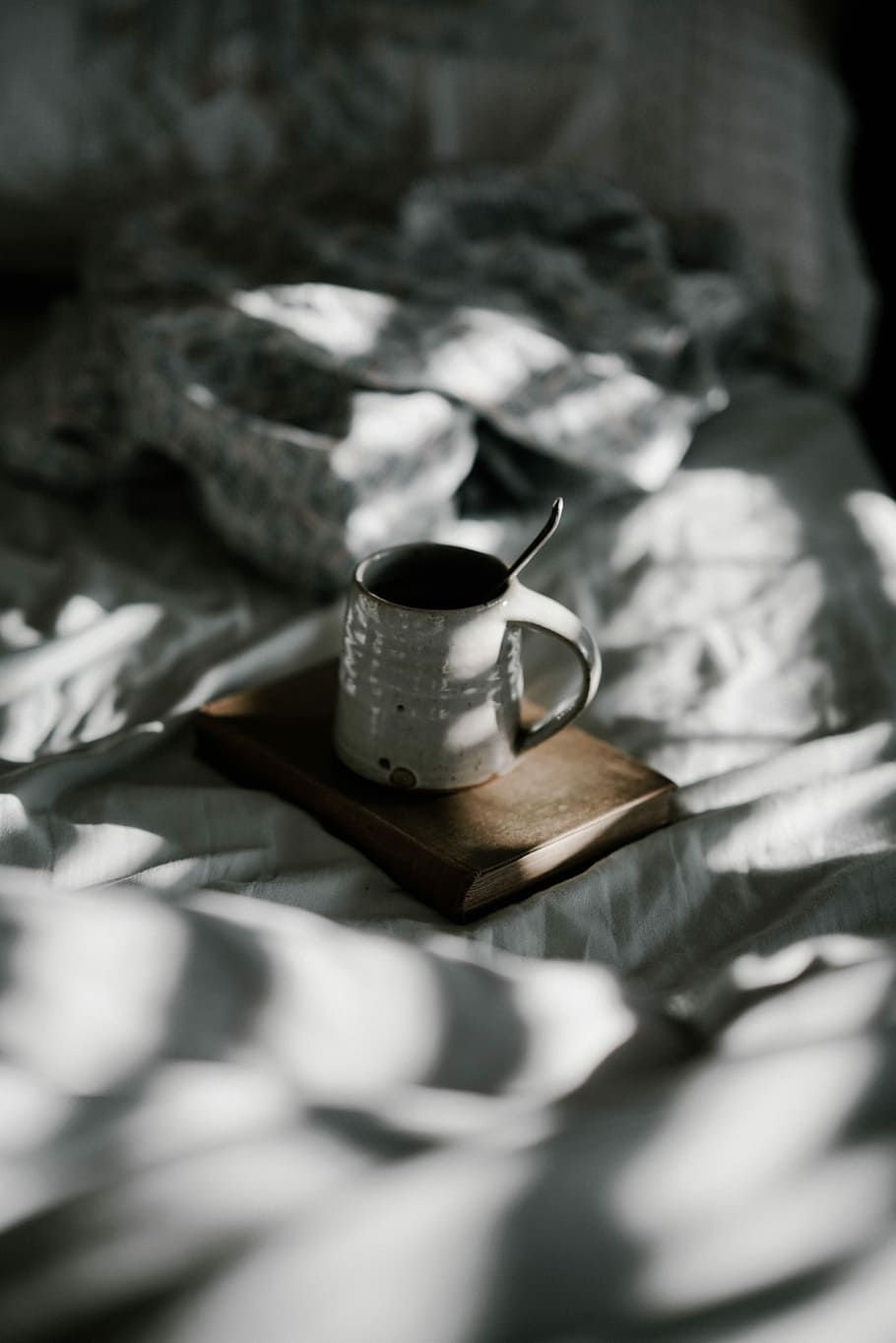 blanc, tassa d'esmalt, marró, llibre, ceràmica, tassa, fusta, pissarra, cafè, cullera, llit, acollidor, full, estovalles, llum solar, interior, primer pla, ombra, calma, relaxa't, restive, descans, manta, rural, beure, menjar i beguda, tassa de cafè, enfocament selectiu, refresc, a l'interior, cafè - beguda, cap gent, natura morta, te, beguda calenta, vista d’angle alt, absència, te - beguda calenta, frescor, tassa de te, vaixella, 8K