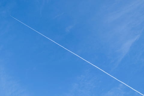 cielo, nube, aereo, paesaggio, cielo blu, nuvole, blu, natura, ceu, nuvola - cielo, scia di vapore, nessuno, giorno, Inquadratura dal basso, mezzi di trasporto, veicolo aereo, volante, bellezza nella natura, copia spazio, modo di trasporto, all'aperto, viaggio, movimento, velocità, lungo, 4K, CC0, dominio pubblico, privo di copyright