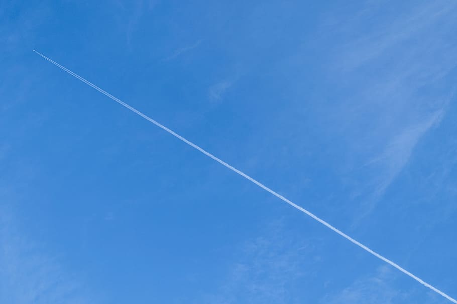 cel, núvol, avió, paisatge, cel blau, núvols, blau, naturalesa, ceu, núvol - cel, pista de vapor, cap gent, dia, vista d’angle baix, transport, vehicle aeri, volant, bellesa a la natura, còpia espai, manera de transport, a l'aire lliure, viatjar, moviment, velocitat, llarg, 4K