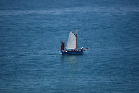 mar, plataforma vieja, navegación, velero, bote, aparejo, instrumentos de cuerda, centro de deportes acuáticos, plataformas viejas, lados, barco náutico, transporte, modo de transporte, agua, frente al mar, paisajes - naturaleza, viaje, belleza en la naturaleza, azul, tranquilidad, naturaleza, escena tranquila, día, ondulado, al aire libre, nadie, lujo, barco recreativo, yate, 4K, CC0, dominio público, libre de derechos
