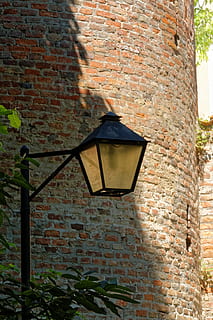 edifici, torre, llum, llanterna, maó, arquitectura, funció de construcció de parets, a l'aire lliure, vell, exterior de l'edifici, cap gent, escena urbana, carrer, material de pedra, arquitectura i edificis, paret de maó, estructura construïda, vista d’angle baix, paret, dia, equips d’il·luminació, naturalesa, planta, llum elèctrica, llum del carrer, llum solar, paret de pedra, 2K, CC0, domini públic, lliure de regalies
