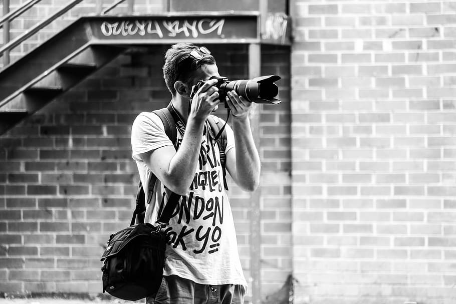Mann, fange, fotografi, dslr kamera, stående, trapp, mann tar foto, kamera, caucasian, vegg, trinn, murstein, graffiti, linse, svart og hvit, gate, nikon, lense, én person, holding, musikk, musiker, ekte folk, tre kvart lengde, fokusere på forgrunnen, menn, forfra, musikk Instrument, voksen, kunstner, ung voksen, kunstkultur og underholdning, arkitektur, ferdighet, 5K