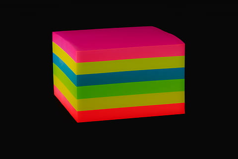 multicolore, impilati, illustrazione del pannello, promemoria, Nota, Stickies, gli appunti, elenco, note adesive, nota adesiva, bloccare, bloc notes, carta, colorato, blocco per appunti, isolato, memoria, ufficio, giallo, verde, blu, magenta, vicino, macro, foto macro, datailaufnahme, singolo oggetto, sfondo nero, girato in studio, in casa, nessuno, astratto, forma, avvicinamento, colore vibrante, ritagliare, forma geometrica, illuminato, copia spazio, luce, luce - fenomeno naturale, creatività, colore rosa, rosso, design, luminosità, 5K, CC0, dominio pubblico, privo di copyright